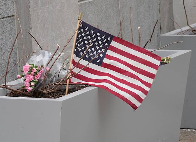 26일(현지시간) 미국 백악관 인근에서 발생한 총격 사건 현장에 놓인 꽃과 성조기. 사진=UPI 연합뉴스