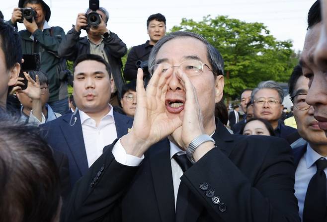 한덕수 전 국무총리가 지난 5월 광주시 국립5.18민주묘역에 참배하려다 시민단체 반발로 입장이 막히자 "나도 호남사람입니다"라고 외치고 있다. /사진=뉴스1