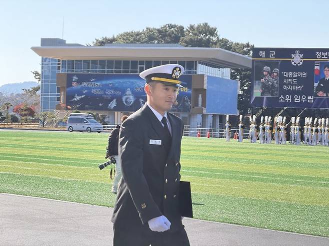 이재용 삼성전자 회장의 장남 이지호씨가 28일 경남 창원시 진해구에 위치한 해군사관학교에서 해군사관후보생 임관식에 참석해 입장하고 있다. 공동취재단