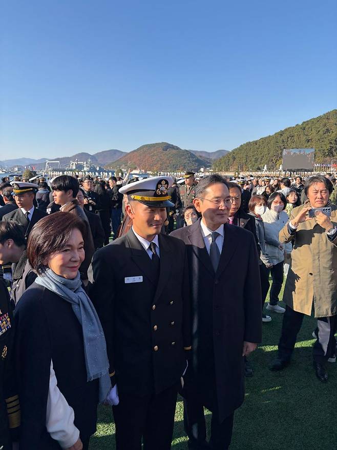 홍라희 삼성미술관 리움 명예관장(왼쪽 첫 번째), 이재용 삼성전자 회장(왼쪽 세 번째), 이재용 삼성전자 회장 장남 이지호씨가 28일 경남 창원시 진해구 해군사관학교에서 열린 해군사관후보생 임관식에 참석해 계급장 수여 후 기념촬영을 하고 있다. 공동취재단