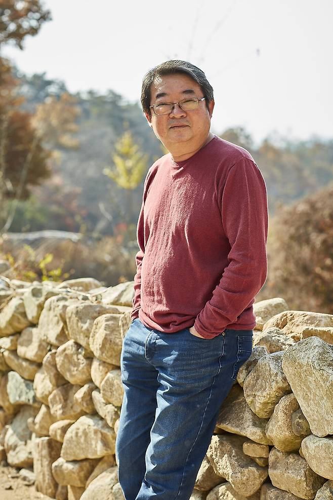2020년 2월 말에 귀향한 경북 예천 집 둘레에 쌓은 돌담에 기대어 자세를 잡은 안도현 시인. “집을 짓고 마당에 연못을 팠는데, 연못이 쓸모있는 그 무엇을 내게 주지는 않았지만, 연못에서 몇편의 시를 얻었다. 이 연못이 한동안 더 시를 쓰라고 말할 것 같다”고 한겨레와 한 인터뷰에서 말했다. 안도현 제공