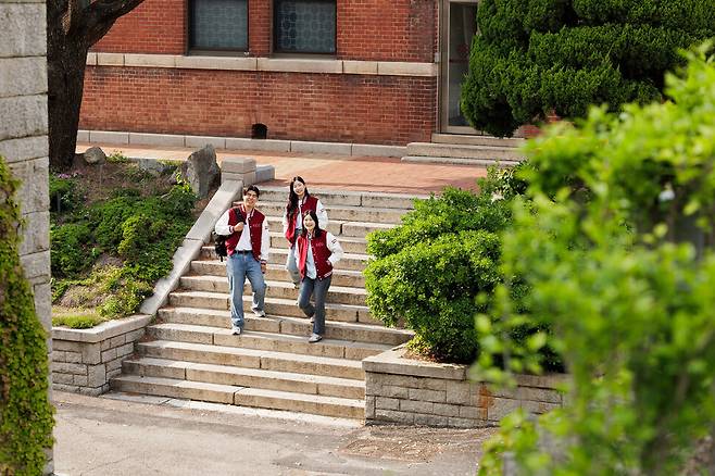 고려사이버대 학생들이 교정에서 담소를 나누는 모습. 고려사이버대 제공