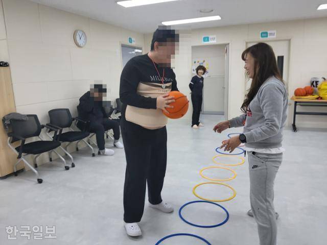 24시간 통합돌봄서비스 이용자가 경기 수원 '경기도 최중증 발달장애인 통합돌봄센터'에서 전담 직원과 함께 운동 프로그램에 참여하고 있다. 경기도 최중증 발달장애인 통합돌봄센터 제공