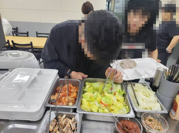 경기 수원 ‘경기도 최중증 발달장애인 통합돌봄센터’에서 이용자가 자신이 먹을 식사를 식판에 담고 있다. 센터가 목표로 하는 통합돌봄서비스의 목적은 이용자의 '자립'이다. 원다라 기자