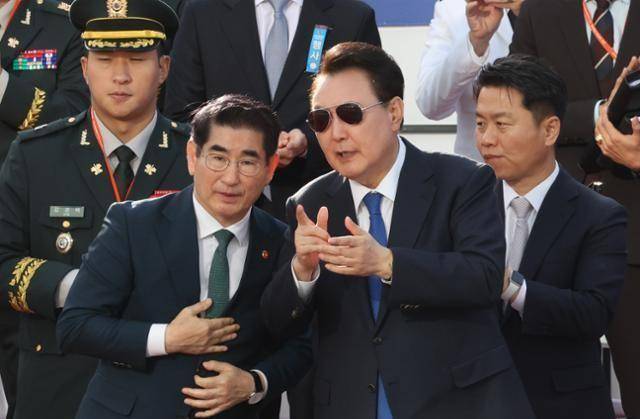 지난해 10월 윤석열(앞줄 오른쪽) 당시 대통령과 김용현(왼쪽) 당시 국방부 장관이 서울 광화문광장에서 열린 국군의날 기념 시가행진 행사 도중 대화하고 있다. 왕태석 선임기자