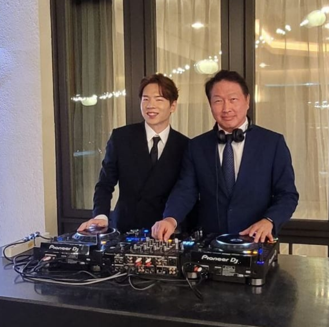 최태원(오른쪽) SK그룹 회장과 DJ로 활동 중인 레이든. 레이든은 최종건 SK그룹 창업주의 외손자다. 최 회장 SNS 캡처