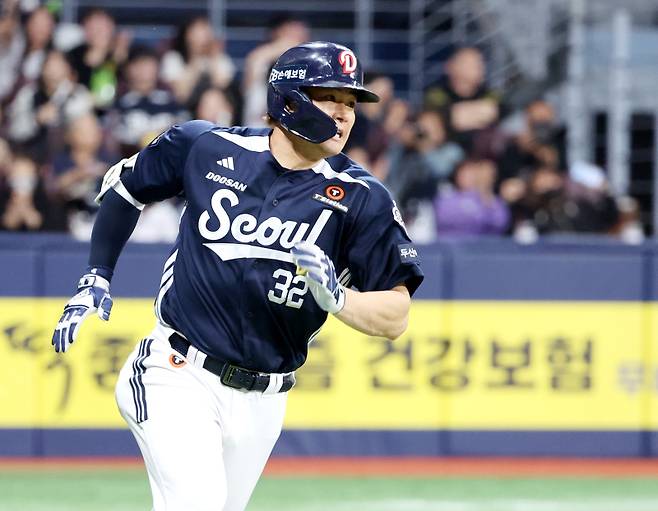 2025 KB0리그 프로야구 키움히어로즈와 두산베어스의 경기가 22일 오후 서울 고척스카이돔에서 열렸다. 8회초 무사 김재환이 안타를 치고 상대 수비가 공을 더듬는 사이 전력질주해 2루까지 출루하고 있다. 고척=김민규 기자 mgkim1@edaily.co.kr /2025.04.22/