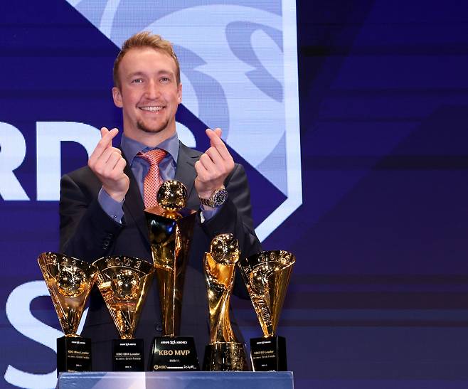 2023 KBO 시상식이 27일 오후 서울 중구 소공동 웨스틴조선호텔에서 열렸다. MVP로 선정된 NC 페디가 시상식 후 트로피를 앞에 두고 포즈를 취하고 있다. 김민규 기자 mgkim1@edaily.co.kr /2023.11.27/