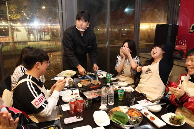 송승기가 27일 곤지암 리조트에서 열린 우승 공약 행사에서 팬들에게 직접 고기를 구워주고 있다. 사진=LG 제공