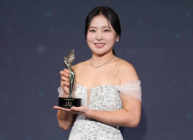 <yonhap photo-3885=""> 유현조 '대상의 미소' (서울=연합뉴스) 김성민 기자 = 28일 서울 강남구 그랜드 인터컨티넨탈 파르나스 호텔에서 열린 'KLPGA 대상 시상식에서 대상을 수상한 유현조가 기념촬영을 하고 있다. 2025.11.28 ksm7976@yna.co.kr/2025-11-28 18:38:39/ <저작권자 ⓒ 1980-2025 ㈜연합뉴스. 무단 전재 재배포 금지, AI 학습 및 활용 금지></yonhap>