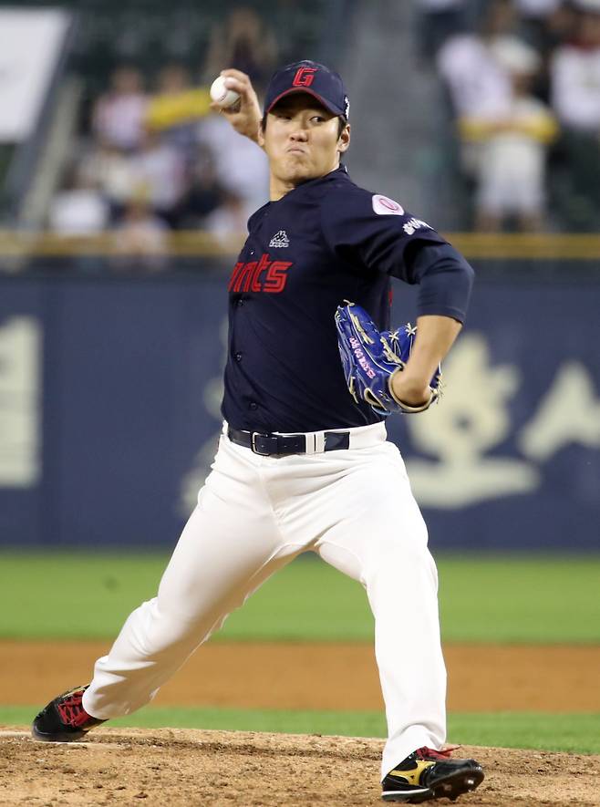 2023 KBO리그 롯데 자이언츠와 LG 트윈스의 경기가 31일 오후 잠실야구장에서 열렸다. 롯데 투수 김도규가 9회 등판 역투하고 있다. 잠실=정시종 기자 capa@edaily.co.kr /2023.05.31.