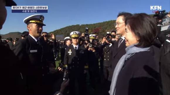 이지호씨가 아버지 이재용 삼성전자 회장과 할머니 홍라희 삼성미술관 리움 명예관장에게 선서를 하는 모습. [사진=국방홍보원 KFN 공식 유튜브 캡처]