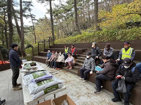 지난 25일 열린 '시민과 함께하는 수국 관리 및 분갈이 체험' 행사에서 시민들이 수국의 생육 특성과 계절별 관리 방법을 듣고 있다. [사진=부산시설공단]