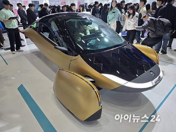 LG에너지솔루션의 배터리가 탑재된 '앱테라 모터스' 태양광 모빌리티. [사진=김종성 기자]