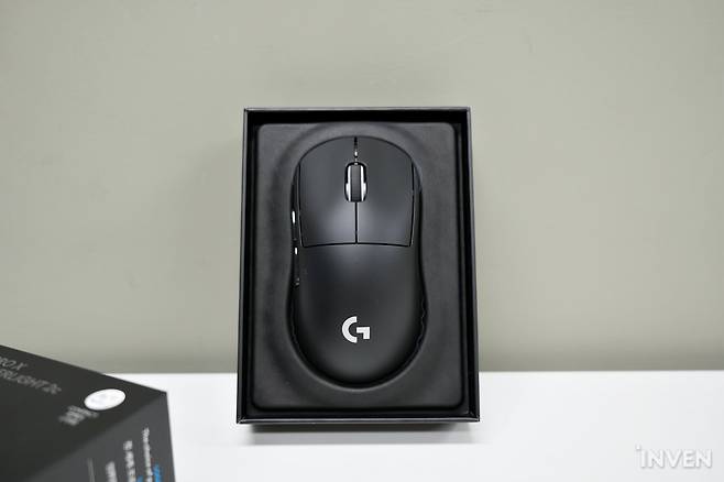 ▲ 사진으로도 한 손에 착 들어올 것 같은 콤팩트함이 느껴진다