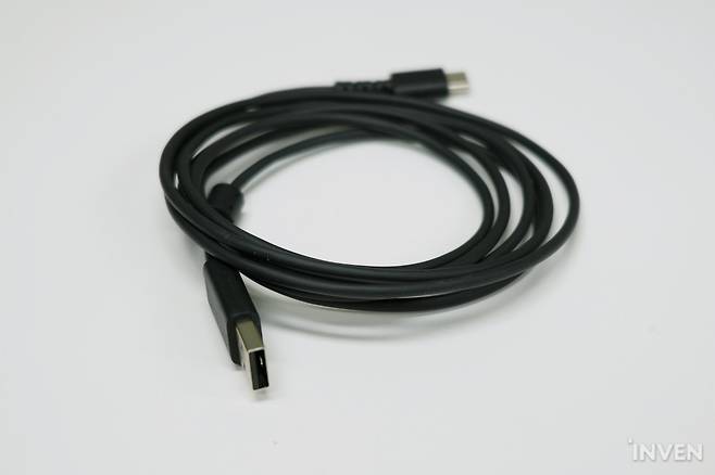 ▲ 정말 마음에 드는 제품임에도 불구하고 여전히 아쉬운 케이블 소재