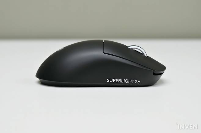 ▲ 사용자 기준 우측에는 제품명이 프린팅되어 있다