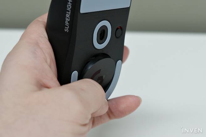 ▲ 마그네틱 구조 덕택에 쉽게 탈부착이 가능하다