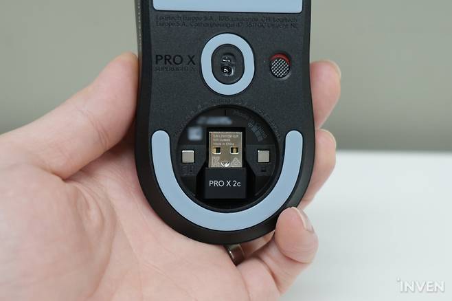 ▲ 구성품 소개에서 빼놓은 상태였지만, 맨 처음에 이렇게 무선 송수신기가 들어있었다