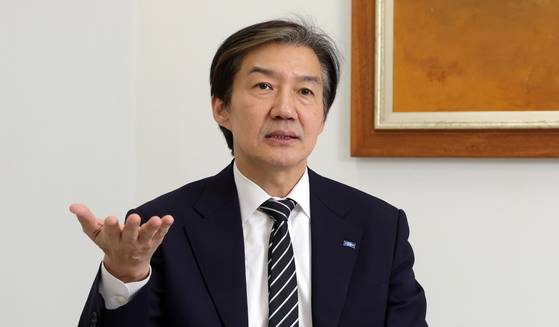 조국 조국혁신당 대표가 27일 오후 국회 본청 대표실에서 중앙일보와 인터뷰하고 있다. 강정현 기자