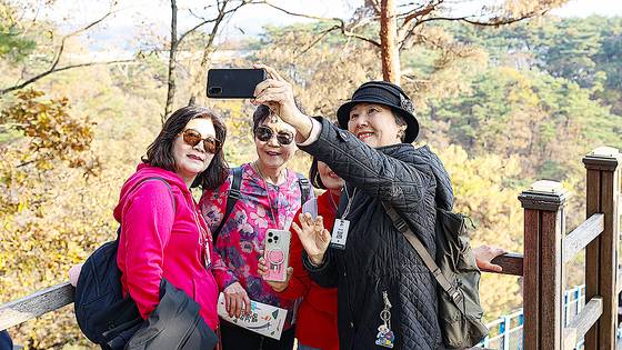 지난 10월 ‘원주에서 살아보기’ 프로젝트에 참여하기 위해 강원 원주시를 찾은 호주 교민들이 소금산그랜드밸리에서 즐거운 시간을 보내고 있다. 사진 상지대