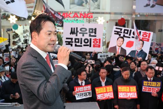 국민의힘 장동혁 대표가 28일 대구 중구 동성로에서 열린 민생회복 법치수호 국민대회에서 발언하고 있다. 연합뉴스