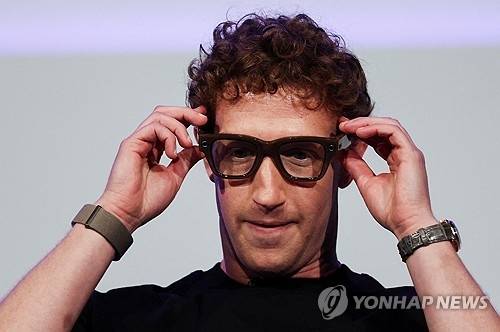 ▲ 디스플레이 탑재 스마트안경을 쓴 마크 저커버그 메타 최고경영자(CEO) /연합뉴스
