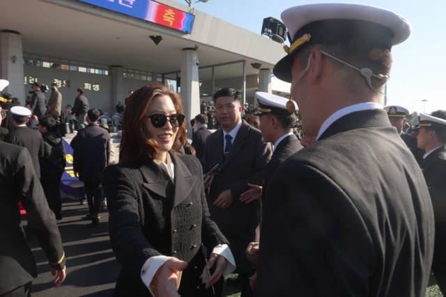▲ 임세령 대상홀딩스 부회장이 28일 오후 경남 창원시 진해구 해군사관학교 연병장에서 열린 제139기 해군·해병대 사관후보생 수료 및 임관식에서 아들인 이지호 신임 소위를 격려하고 있다.