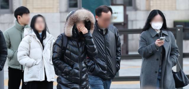 ▲ 북쪽의 찬 공기가 유입되면서 아침 기온이 더 떨어진 28일 서울 종로구 광화문 세종대로사거리에서 출근길 시민들이 발걸음을 옮기고 있다. 연합뉴스