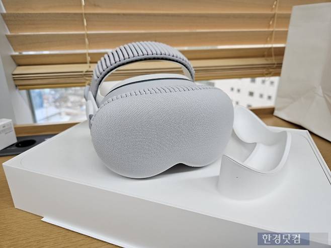 오는 28일 출시 예정인 신형 애플 비전 프로를 1시간 가량 체험했다. 해당 모습은 커버를 씌운 모습. 사진=박수빈 기자