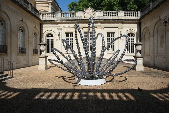 〈Mirror Lotus〉(2024). 장-미셸 오토니엘 개인전 《오토니엘 코스모스 혹은 사랑의 유령》 전시전경. 프랑스 아비뇽 칼베 미술관, 2025. / 사진. ⓒ Olivier Tresson - Avignon Tourisme/국제갤러리