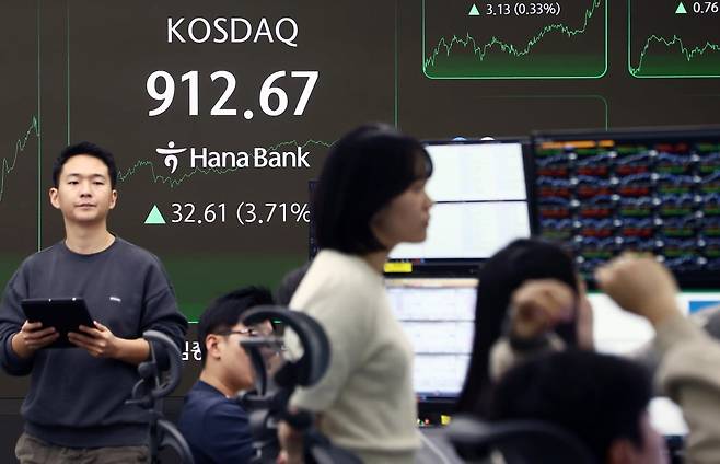 28일 오후 서울 중구 하나은행 딜링룸 전광판에 코스닥 지수가 나오고 있다. 사진=뉴스1