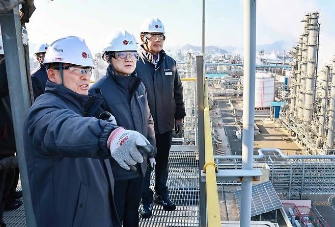 김정관 산업통상부 장관이 11월 26일 신학철 LG화학 부회장과 LG화학 여수공장을 현장점검하고 있다. 사진=산업통상부