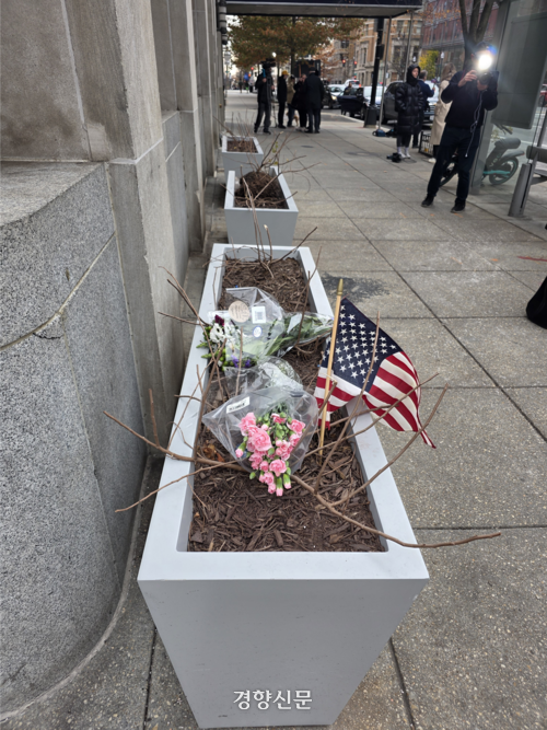 누군가가 놓고 간 성조기와꽃다발.  워싱턴 | 정유진 특파원
