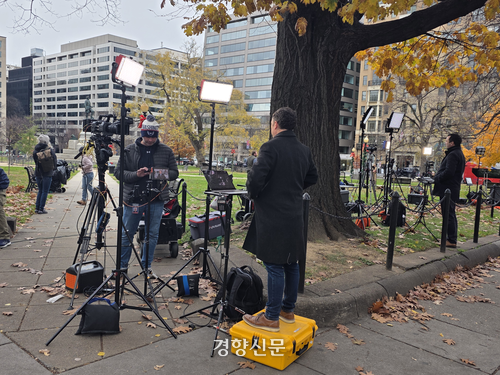 현장에서 중계 중인 기자들.  추수감사절인 이날, 거리를 오가는 시민은 찾아보기 힘들었고, 사방에는 기자들 뿐이었다. 워싱턴 | 정유진 특파원
