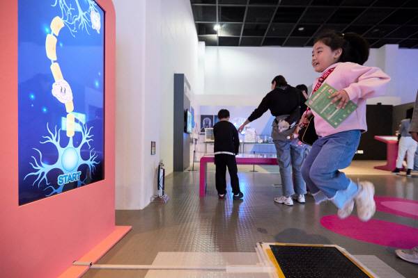 공동특별전 ‘골때리는 뇌과학’ 관람모습