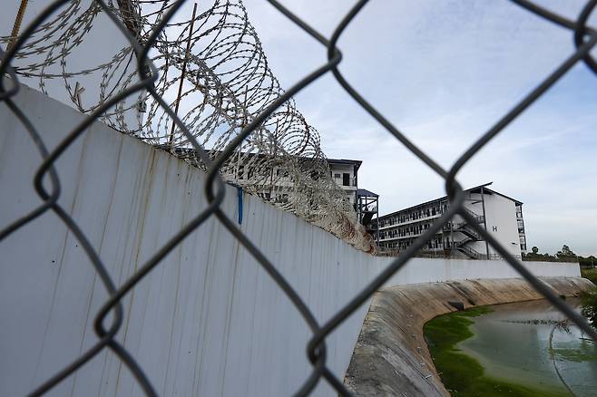 A criminal enclave in Cambodia is surrounded by barbed wire and high walls on Oct. 23. [YONHAP]