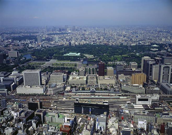 An aerial view of the Marunouchi area near the Imperial Palace in Tokyo, Japan in 1996. [JOONGANG ILBO]
