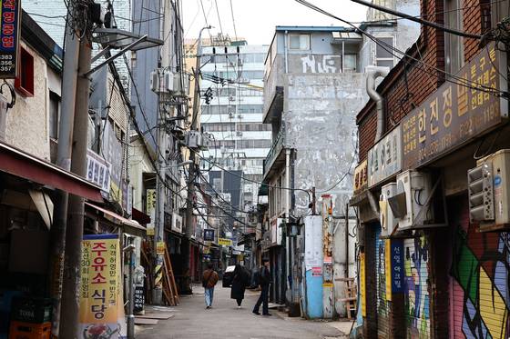 A street in Sewoon District, an area around Jongmyo Shrine in Jung District, central Seoul, is seen on Nov. 23. [KIM JONG-HO]