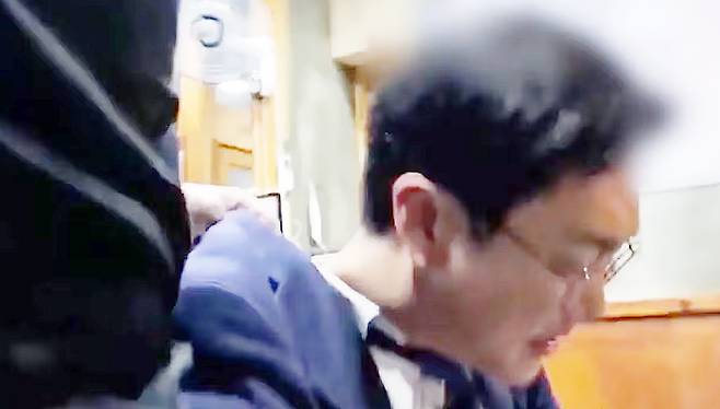 The alleged victim’s boyfriend grabs liberal Democratic Party Rep. Jang Kyung-tae by the collar in this screenshot image released by TV Chosun. [SCREEN CAPTURE]