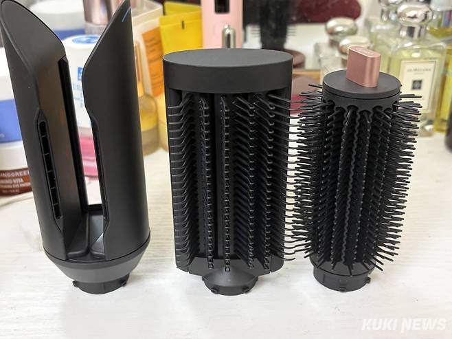 왼쪽부터 에어스무스 2X™ 스타일링 노즐, 엉킴 방지 스무딩 브러시 2X, 라운드 볼륨 브러시 2X. 심하연 기자