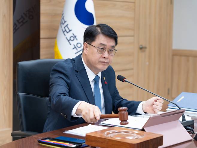 이정렬 개인정보보호위원회 부위원장이 26일 오후 서울 종로구 정부서울청사에서 개최된 2025년 제24회 개인정보보호위원회 전체회의에서 의사봉을 두드리고 있다. 개인정보보호위원회 제공