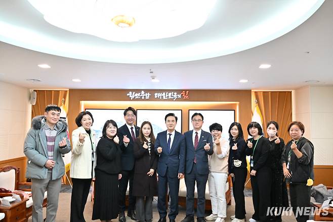 김태흠 충남지사는 28일 도청 접견실에서 이성현 천안시 학부모회연합회 회장, 불당동 지역 학부모 등 20명여 명이 참석한 가운데 간담회를 가졌다.&nbsp;