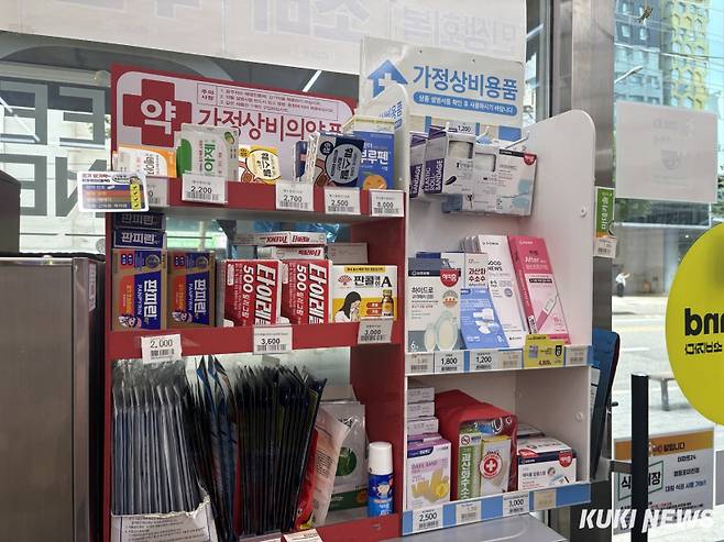 서울의 한 편의점의 안전상비의약품 매대. 이다빈 기자