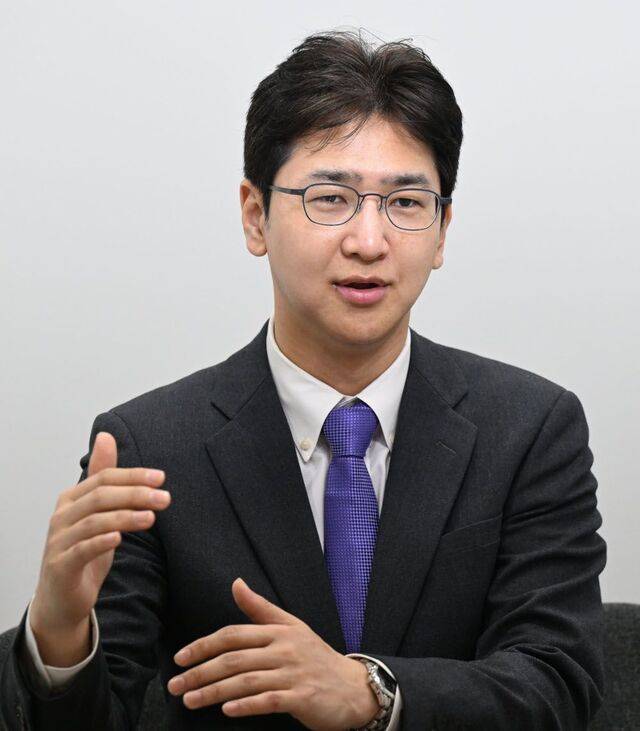 배문성 라이프자산운용 이사가 지난 24일 서울 여의도 국민일보에서 정부의 부동산정책 평가와 향후 수도권 부동산시장 전망에 대해 이야기하고 있다. 배 이사는 고환율 환경에 금리동결과 정부의 강력한 대출규제 등이 지속적으로 맞물리면 내년 상반기쯤부터 집값 안정효과가 가시화할 것으로 내다봤다. 그는 “부동산 불패심리가 깨지려면 최소 1~2년은 필요하다”며 “집값이 지지부진한 기간이 길어질 때 곳곳에서 나오는 불만을 정부가 인내할 수 있어야 한다”고 말했다. 김지훈 기자