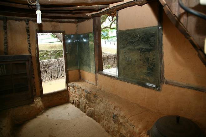 삼강나루 주막 부엌 흙벽에 남아 있는 외상장부 흔적은 당시 생활상을 보여주는 희귀한 자료로 역사적 진정성과 생활 민속의 가치를 보여준다.    예천군 제공