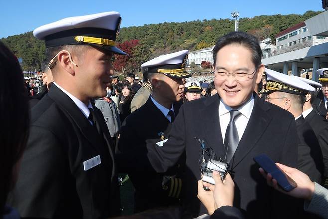 이재용 삼성전자 회장이 28일 오후 경남 창원시 진해구 해군사관학교 연병장에서 열린 제139기 해군·해병대 사관후보생 수료 및 임관식에서 아들 이지호 신임 소위를 격려하고 있다. 연합뉴스