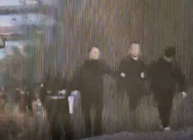 전 연인인 장기 실종 여성을 살해한 혐의로 긴급 체포된 50대 김모씨가 지난 26일 오후 충북 충주호에서 경찰에 실종 여성의 차량을 유기한 지점을 밝힌 뒤 다시 호송되고 있다. 연합뉴스