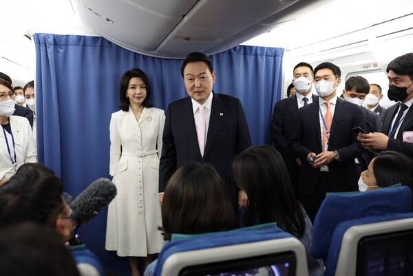 ▲2022년 6월 윤석열 당시 대통령과 김건희 여사가 나토(NATO) 순방 취재를 위해 이동 중인 기내에서 기자들과 인사하고 있다. 사진=대통령실