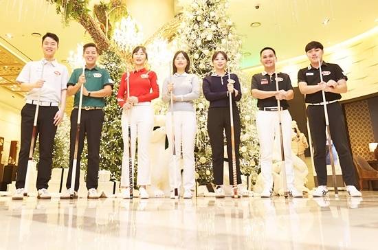 25/26시즌 프로당구 8차투어 ‘하림PBA-LPBA챔피언십’이 오는 29일부터 경기도 고양 킨텍스PBA스타디움에서 개막한다. 하림 PBA-LPBA 챔피언십을 앞두고 (왼쪽부터) 김영원 응우옌 김상아 박정현 정보윤 쩐득민 김준태 등 하림 선수들이 포즈를 취하고 있다. (사진=PBA)